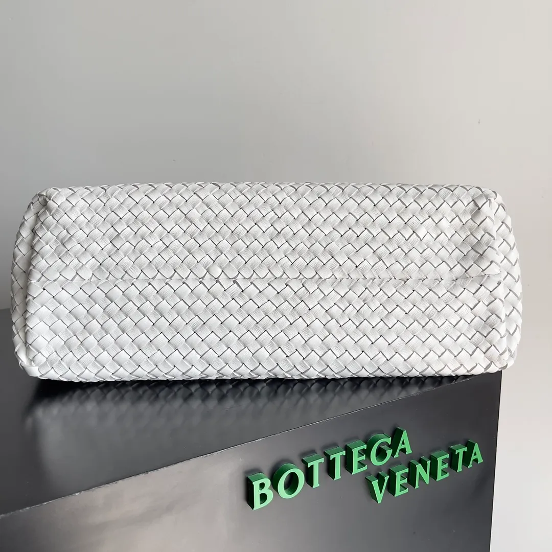 Batch 2860 Classic returns... (large size 51cm) • Cabat, born in 2001, is one of the most iconic styles of the Bottega Veneta workshop. The whole bag is made of top-grade imported lambskin. There is no exposed logo on the whole bag, but with the classic wide woven elements, you can tell who it belongs to at a glance! Can be carried on one shoulder, very practical! Style number: 608811 Size: 51*18*28